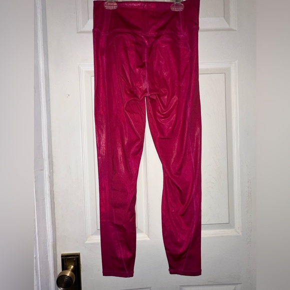 Fabletics High-Waisted Iridescent Luxe
Legging in Dark Fuchsia Size Medium - Picture 5 of 6